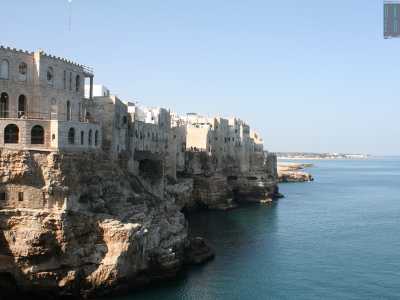 Sorgono su una scogliera alta oltre 20 metri a strapiombo sul mare, incastonate nella roccia e hanno di fronte solo ed esclusivamente la grande distesa blu dell�Adriatico...